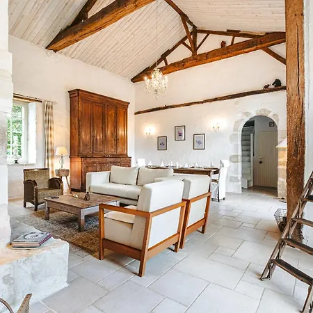 Logis La Tour - Orangerie Nyaraló *