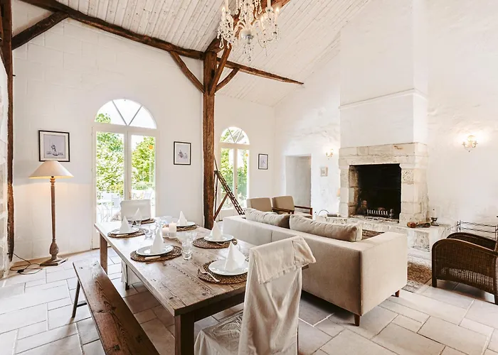 펜션 Logis La Tour - Orangerie Saint-Laurent-de-la-Salle