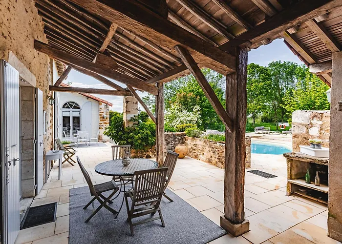 Logis La Tour - Orangerie 펜션