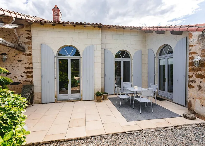 Logis La Tour - Orangerie 펜션