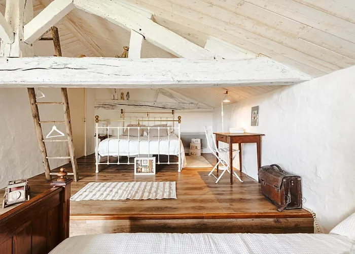 Logis La Tour - Orangerie 펜션 *