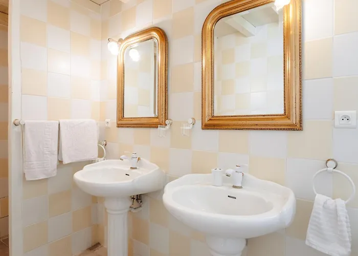 Logis La Tour - Orangerie 펜션