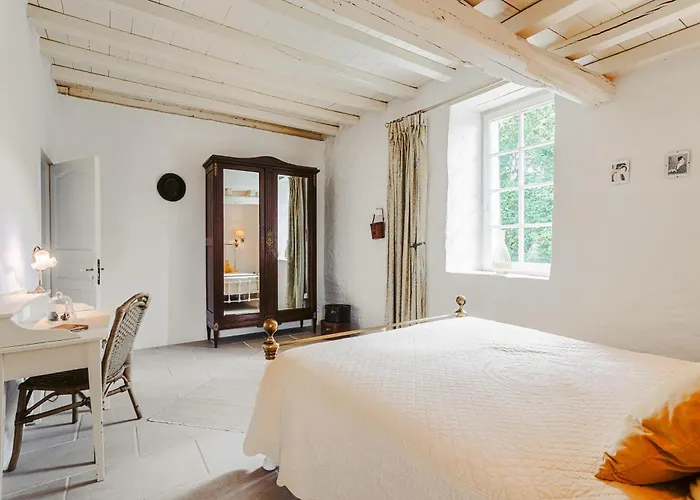 펜션 Logis La Tour - Orangerie Saint-Laurent-de-la-Salle